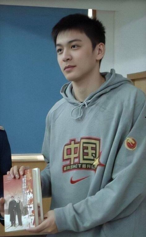体育圈的帅哥 探花美女哭了,探花美女泪洒赛场，引发网友热议